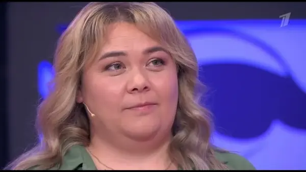 Женщина улыбается, выглядит здоровой и счастливой