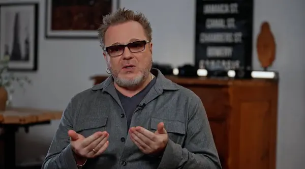 Владимир Пресняков жестикулирует