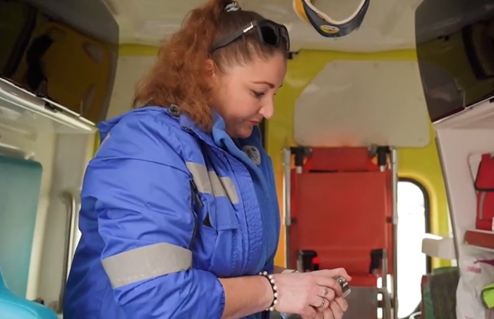 Анастасия у машины скорой помощи