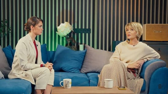 Юлия Меньшова в студии, крупный план