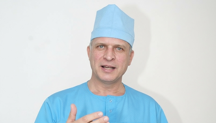 Пожилой человек с тростью