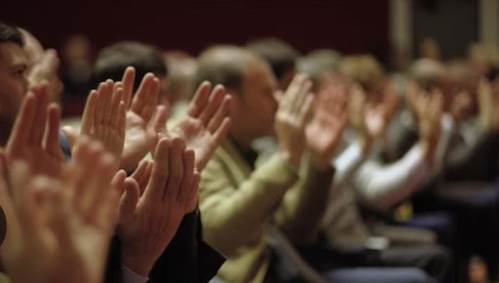 Зал конференции аплодирует