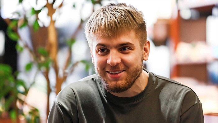 Пётр Яблочкин улыбается